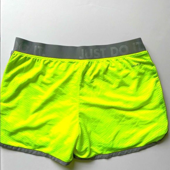 BRIGHT and COMFY NIKE DRI- FIT KNOCKOUT Shorts!! - Picture 2 of 4